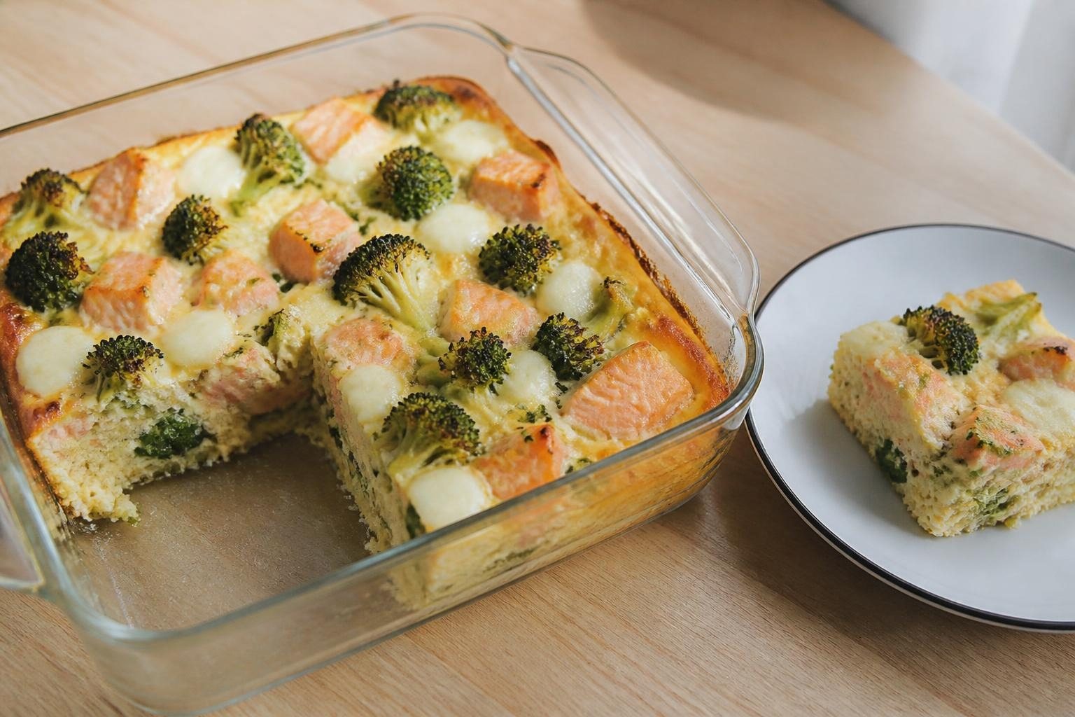 Sklenená forma s „quiche“ z ryby, brokolice a mozzarelly, vedľa porcia na tanieri