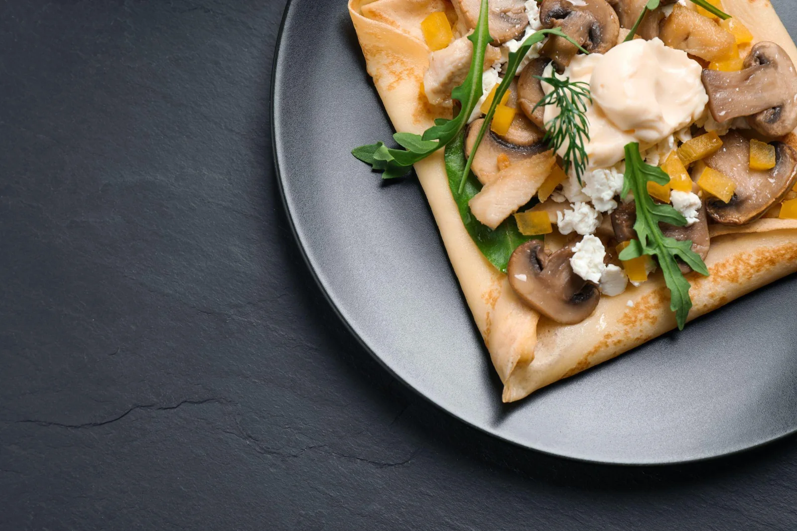 Palacinky s kuracím mäsom, hubami a syrom